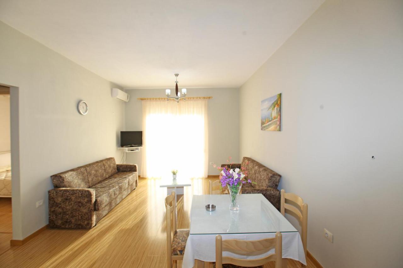Teo Apartaments Sarande Bagian luar foto