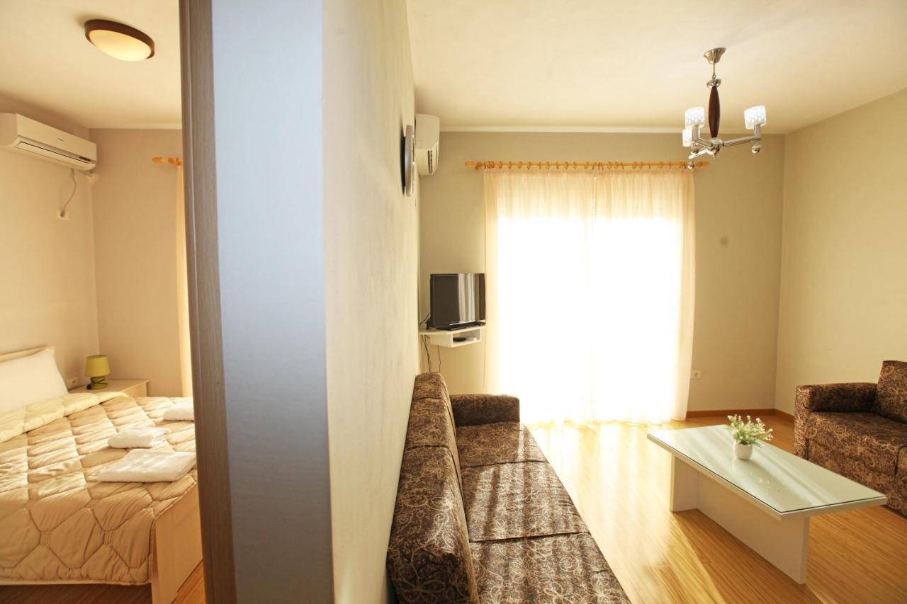 Teo Apartaments Sarande Bagian luar foto