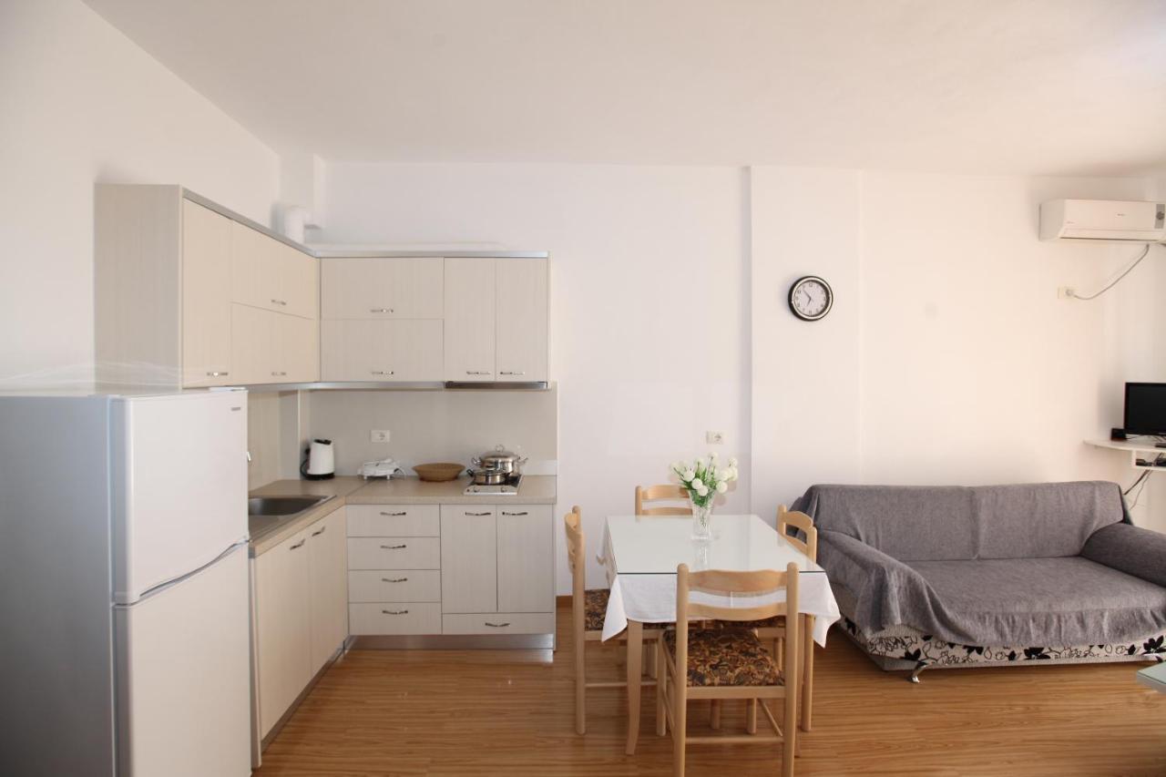 Teo Apartaments Sarande Bagian luar foto