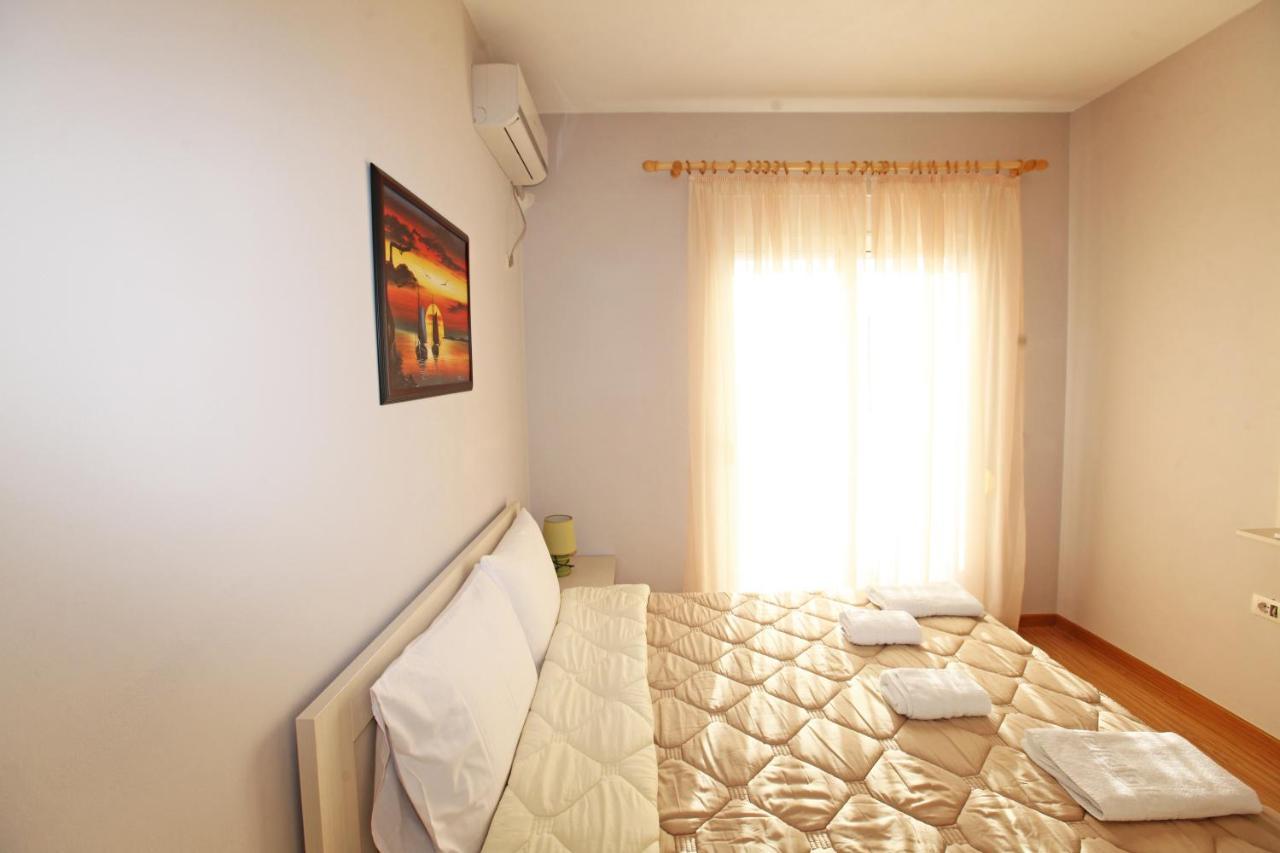 Teo Apartaments Sarande Bagian luar foto